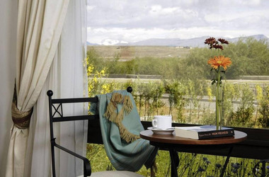 Stuhl und Tisch vor einem Panoramafenster im Hotel Sierra Nevada