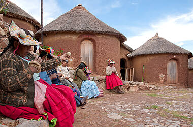 Indigene Frauen mit Handarbeiten vor ihren Rundhütten am Titicacasee, Peru