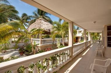 Veranda der Standardzimmer im Iguana Reef Inn in Belize