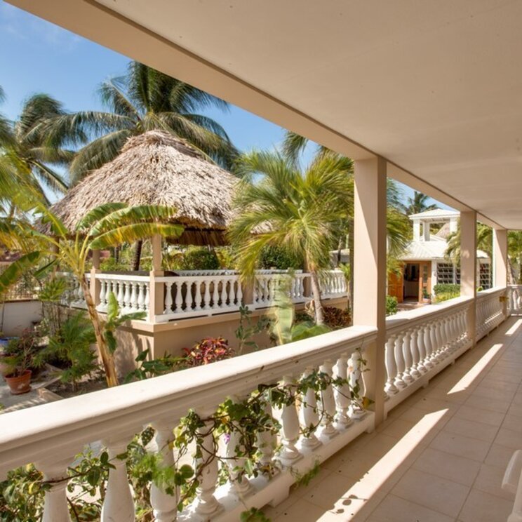 Veranda der Standardzimmer im Iguana Reef Inn in Belize
