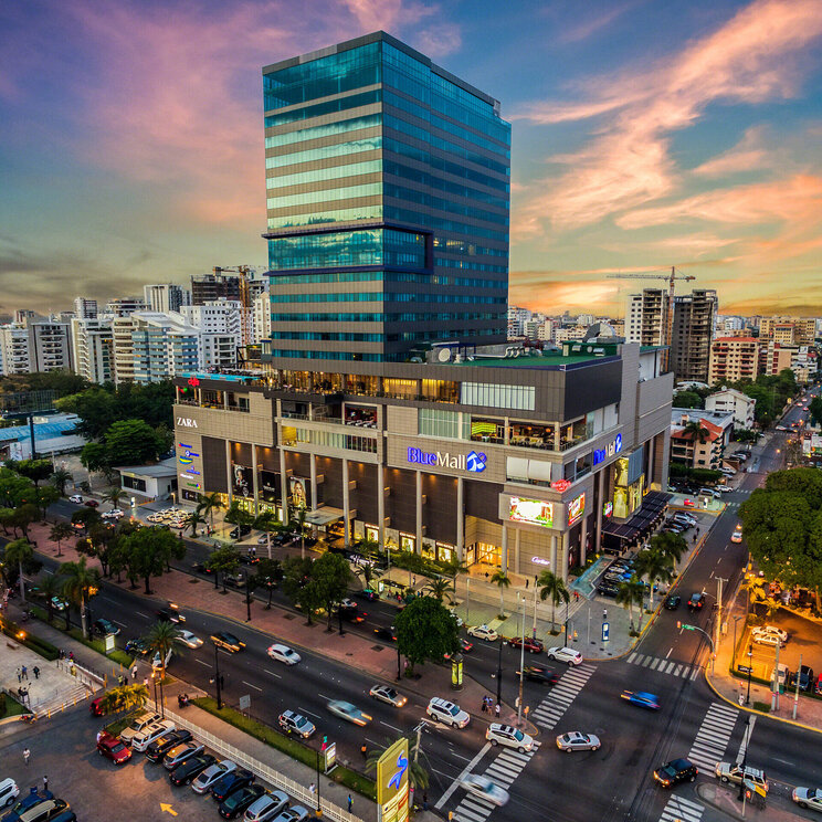 Blick auf das moderne Einkaufszentrum BlueMall in Santo Domingo in der Dominikanischen Republik bei Sonnenuntergang.