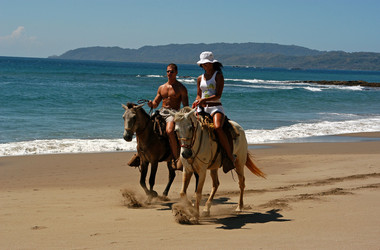 Reiter am Strand auf der Halbinsel Nicoya in Costa Rica