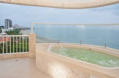 Entspannen im Whirlpool mit Blick aufs Meer im Hotel Irotama Resort, Santa Marta