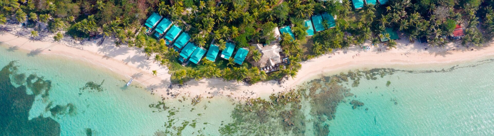 Blick über das Yemaya Reefs Hotel direkt am Strand von Little Corn Island