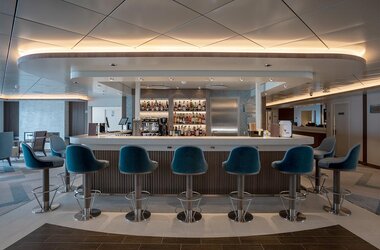 Die elegante Bar im Loungebereich des Antarktis Kreuzfahrtschiffs Ocean Albatros