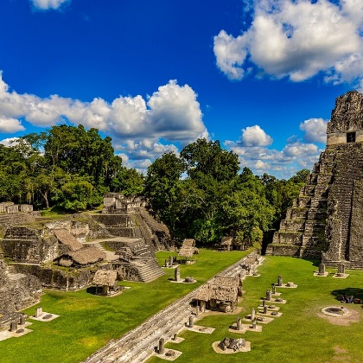 Blick auf die antiken Maya-Tempel und Ruinen der Stätte Tikal im Regenwald nahe der Grenze zwischen Belize und Guatemala.