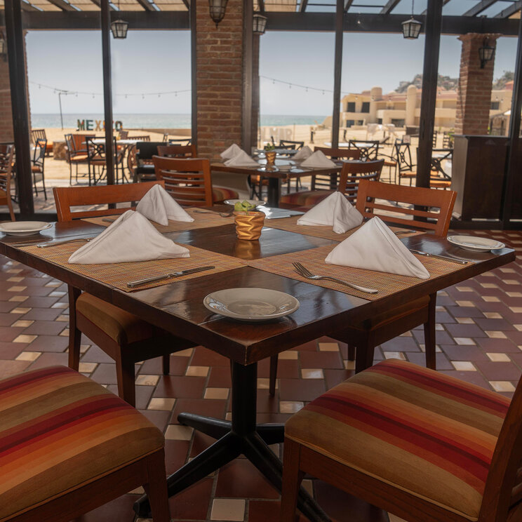 Restaurantterrasse im Solmar Resort mit Blick auf den Pazifik in Cabo San Lucas in Mexiko.