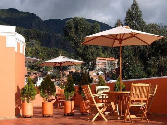 Dachterasse mit Bergen im Hintergrund, Hotel Casa Deco, Bogotá