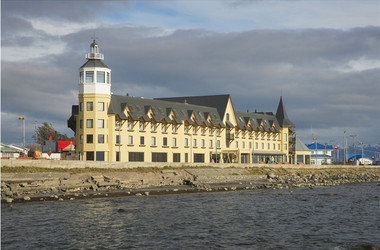 Blick auf das Hotel Costaustralis in Puerto Natales in Chile