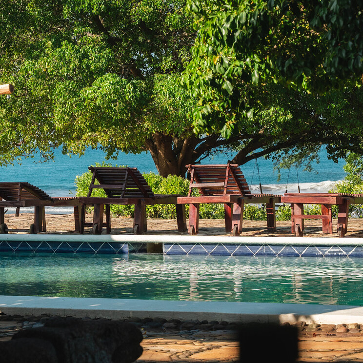 Pool mit Liegestühlen des Hotels Punta Teonoste in Nicaragua