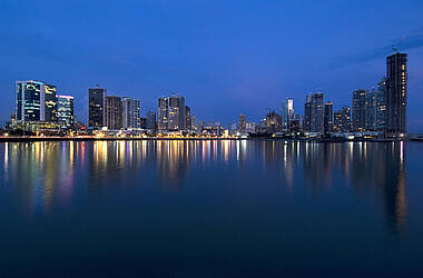 Nächtliche Skyline von Panama City
