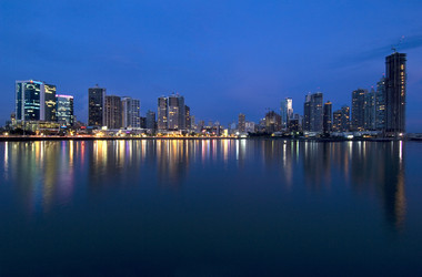 Nächtliche Skyline von Panama City