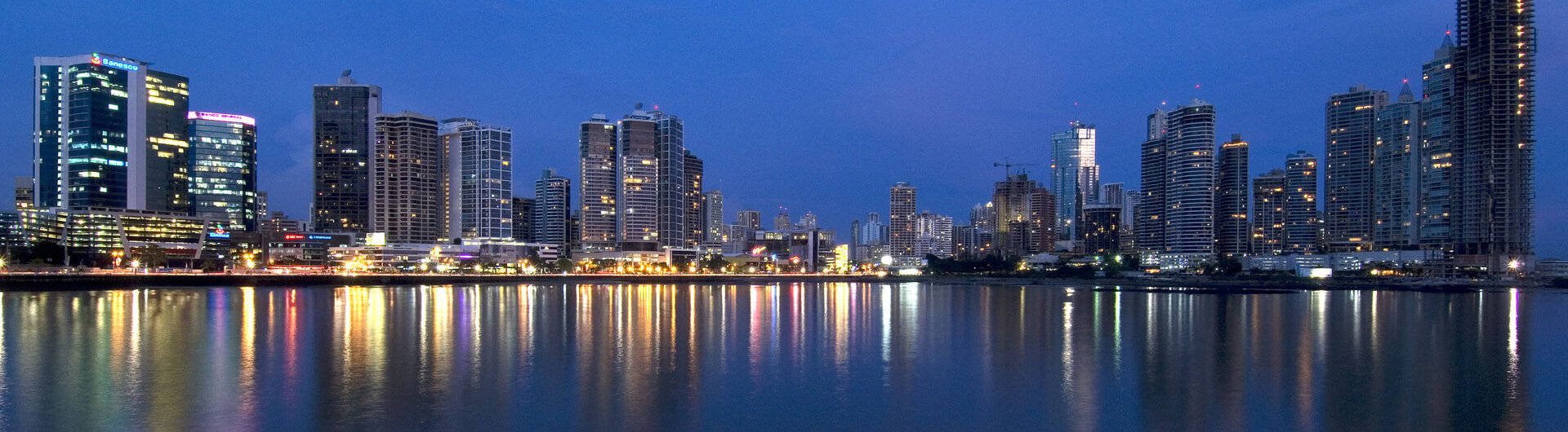 Nächtliche Skyline von Panama City