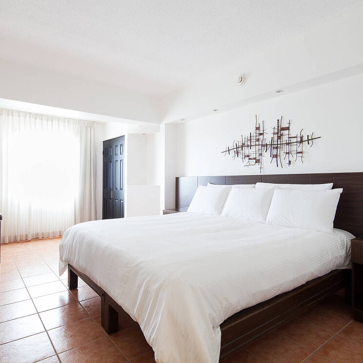 Standardzimmer im Hotel Presidente in San José, Costa Rica, mit Doppelbett und modernem Design.