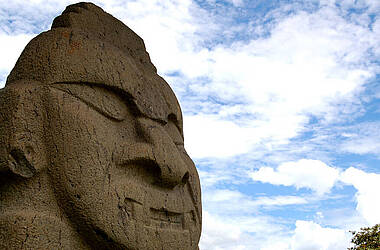 Große Steinfigur mit Maske im archäologischen Park von San Agustín