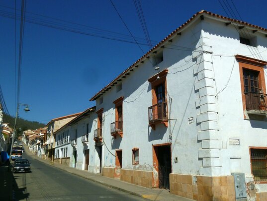 Blick in eine Gasse von Sucre in Bolivien