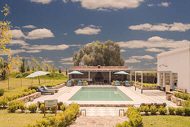 Blick über die Pool- und Hotelanlage der Finca Narbona Wein Lodge in Carmelo, Uruguay