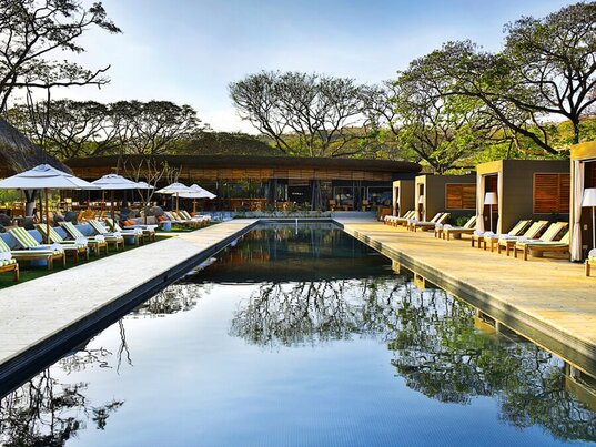 Außenpool im El Mangroove Hotel in Papagayo