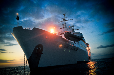 Das Expeditionsschiff Galapagos Legend in der Abenddämmerung, Kreuzfahrten Ecuador