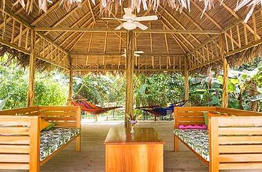Enstpannen unter Schilfpavillons im The Hummingbird Hotel in Bocas del Toro, Panama