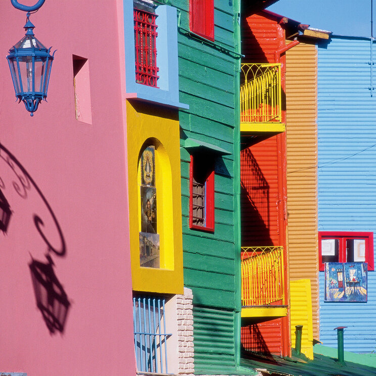 Bunte Häuser im Viertel La Boca von Buenos Aires
