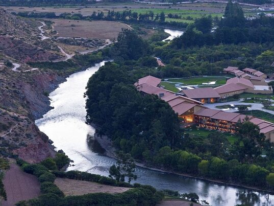 Außenansicht des erleuchteten Hotel El Tambo del Inka von oben, Heiliges Tal Peru