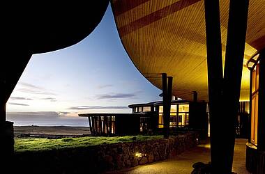 Blick auf das Explora Hotel Rapa Nui am Abend