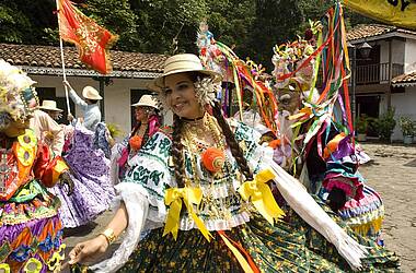 Tanzende Frauen im Pollera, dem traditionellen Kleid aus Panama