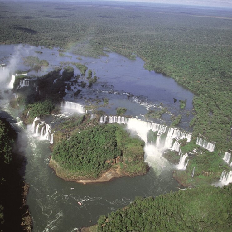 Die Wasserfälle von Iguaçu aus der Vogelperspektive bieten einen spektakulären Anblick.