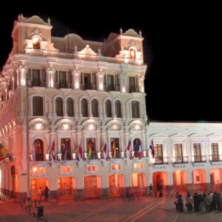 Erleuchtete Gebäude am Plaza de la Independencia (Plaza Grande) in Quito