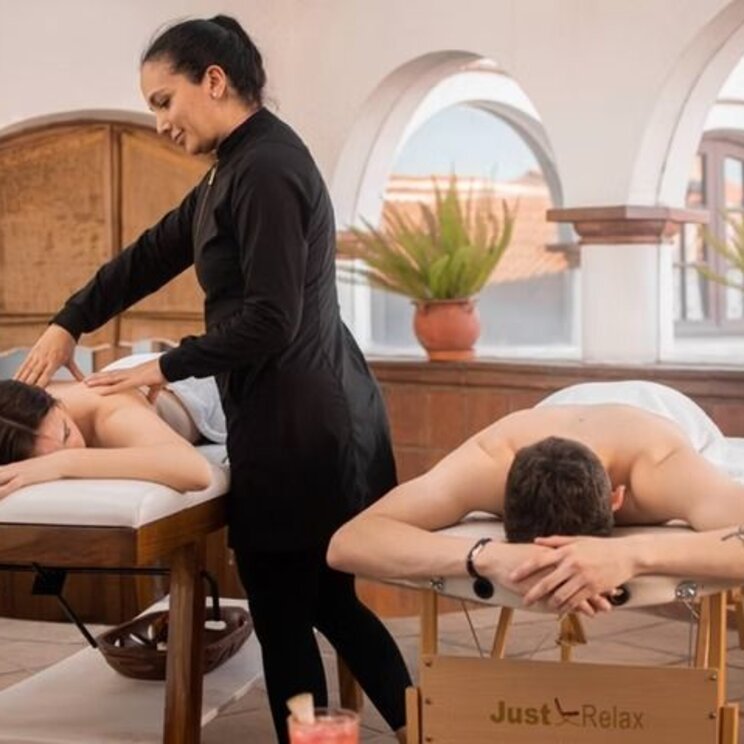Paarmassage auf einer Terrasse mit Rundbögen im Parador Santa Maria in Buzios.
