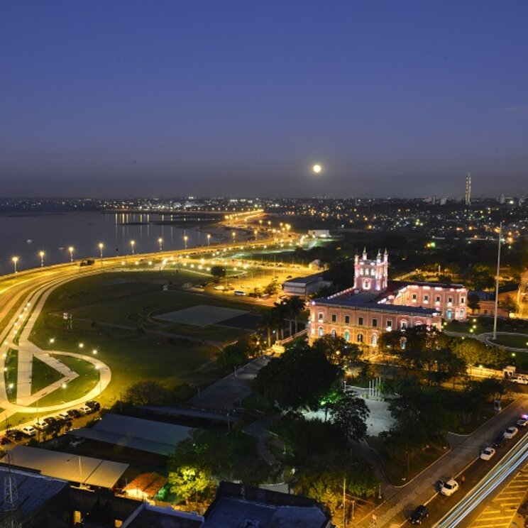 Die Hauptstadt Paraguays bei Nacht