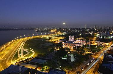 Die Hauptstadt Paraguays bei Nacht