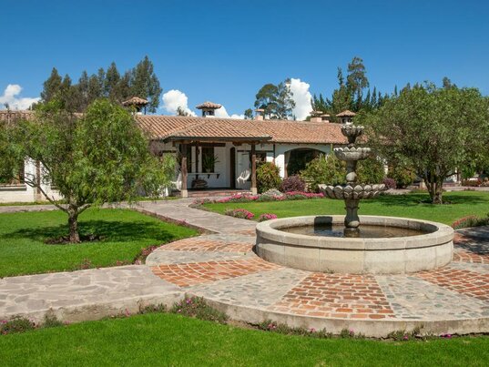 Brunnen und Außenbereich der Hacienda Abrasprungo in Riobamba, Ecuador