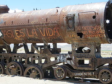 Alte ausrangierte Züge auf dem Zugfriedhof in der Nähe von Uyuni in Bolivien.