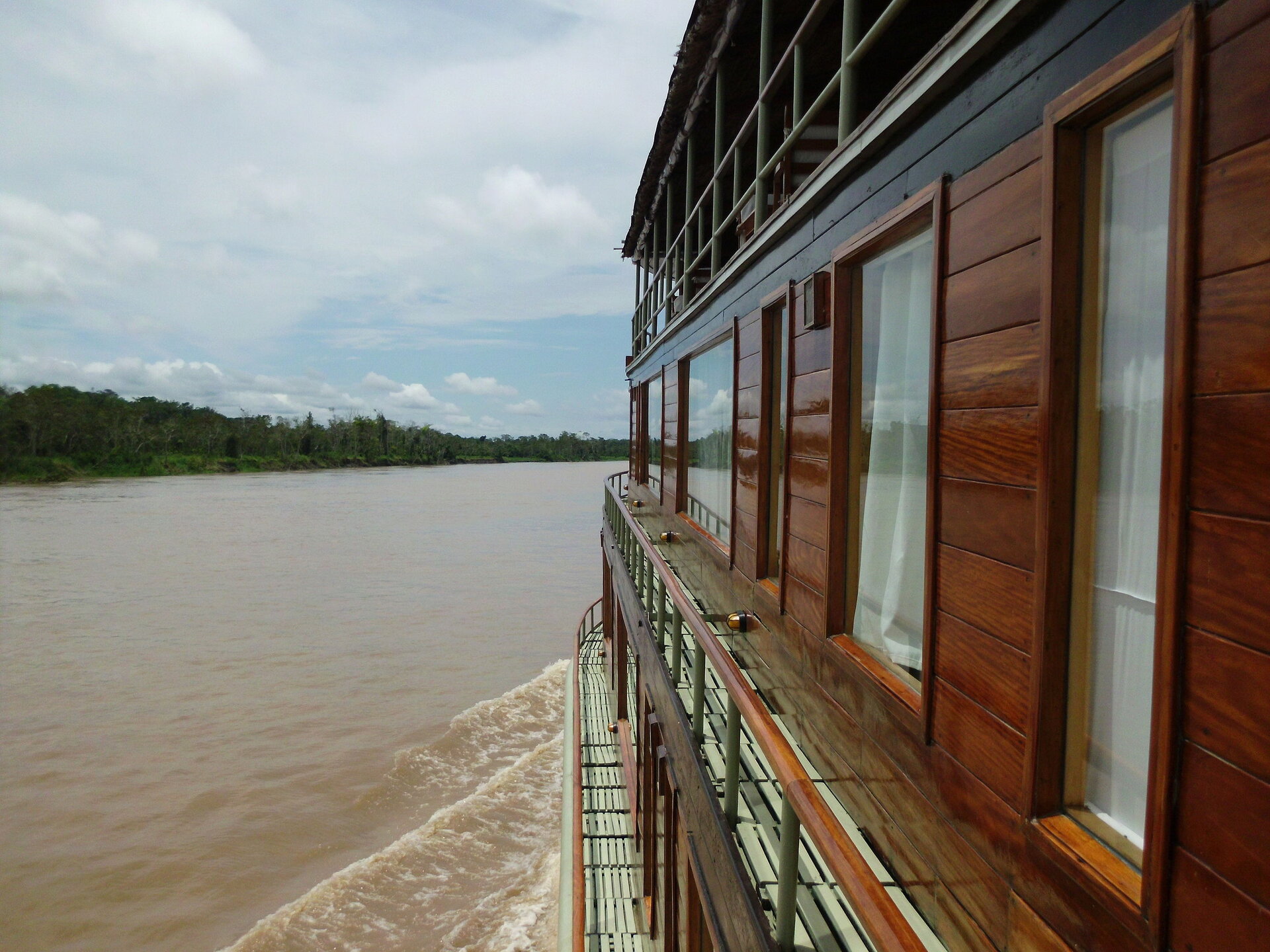 An Bord der hölzernen Delfin II auf Amazonas Cruise, Peru