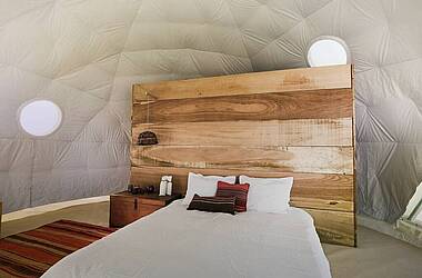 Einrichtung eines Bungalows des Hotels Kachi Lodge direkt in der Uyuni-Salzwüste