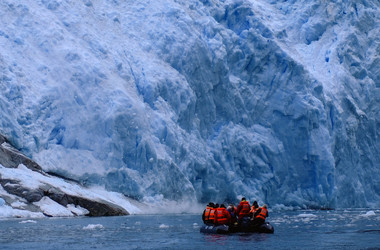 Boot vor Gletscherwand in Feuerland