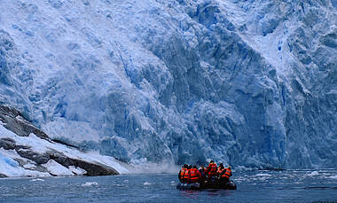 Boot vor Gletscherwand in Feuerland