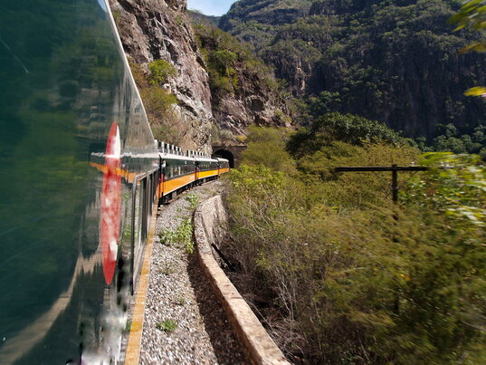 Eisenbahn im Kupfercanyon (Barranca del Cobre) in Mexikos