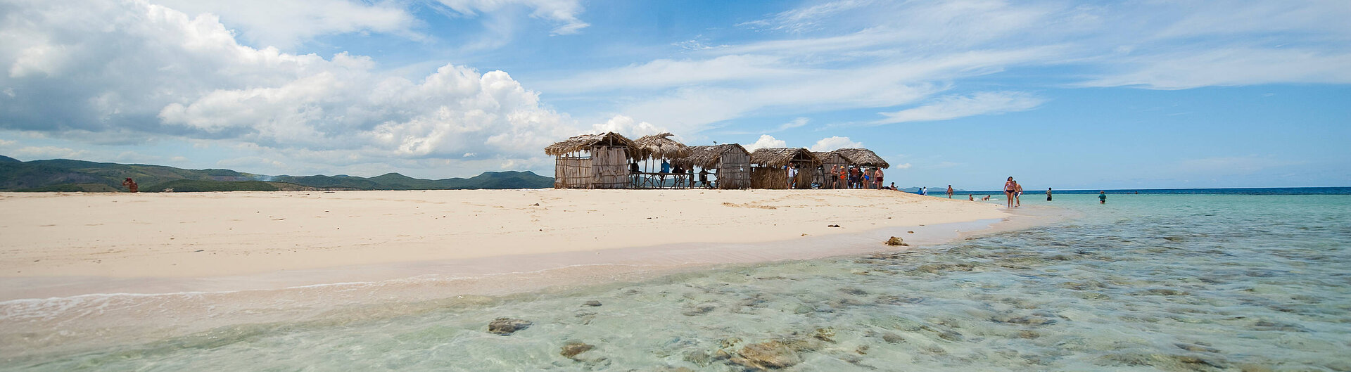Feinsandige Sandbank mit Palmenhütten und türkisfarbenem Wasser bei Punta Rucia in der Dominikanischen Republik.