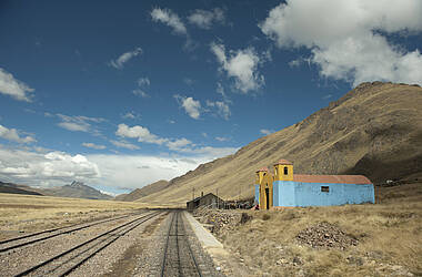 Zuggleise auf der kargen Hochlandstrecke Cusco-Puno, Peru