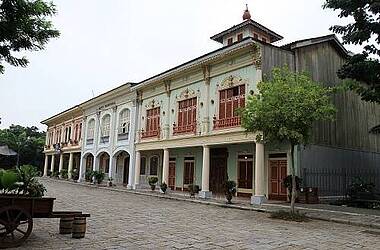 Koloniale Gebäude im Parque Historico in Guayaquil, Ecuador
