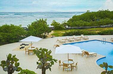 Außenpoolbereich direkt am Strand im Finch Bay Galapagos Hotel
