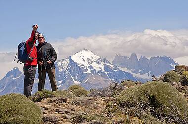 Wanderer beim Fotografieren in Patagonien