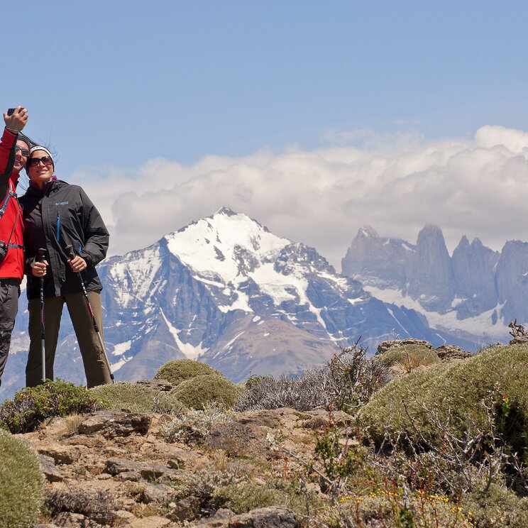 Wanderer beim Fotografieren in Patagonien