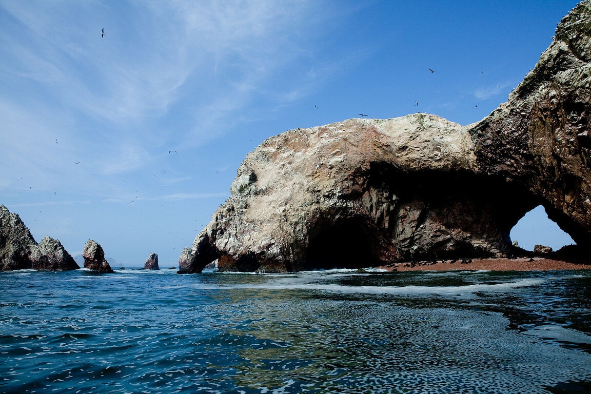 Steinige Klippen und tolle Felsformationen auf den Ballestas Inseln, Küste vor Paracas Peru