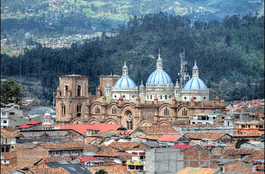Ansicht der Neuen Kathedrale (Nueva Catedral) im Stadtpanorama Cuencas