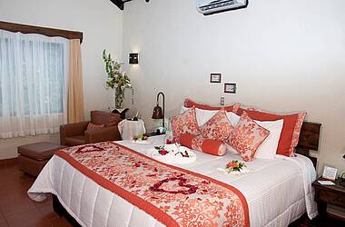 Romantisch geschmücktes Bett im Hotel Arenal Springs