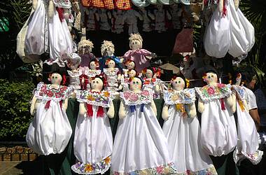 Puppen und Figurinen in bestickten weißen Kleidern Izamal, Yucatan, Mexiko